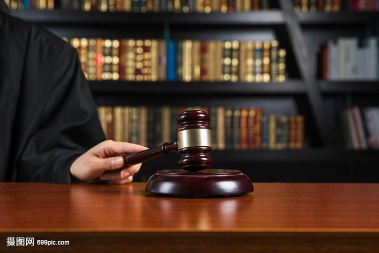 律师与法锤 正义殿堂中的两种角色